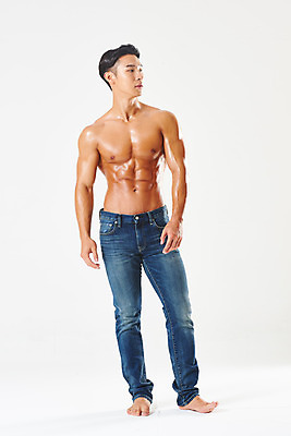 포토 JPG 스튜디오촬영 전신 응시 남자 다이어트 근육 실내 건강 한명 서기 누끼 20대 성인 앞모습 캐주얼 헬스 한국인 청바지 보디빌딩 보디빌더 흰배경 트레이너 바디케어 복근 성인남자한명만 바디프로필 국내포토 1 시선 옷 뷰포인트 백그라운드 바지 모션 사람 동양인 청년 내부 운동 흰색 남자한명만 성인남자만 파일형식