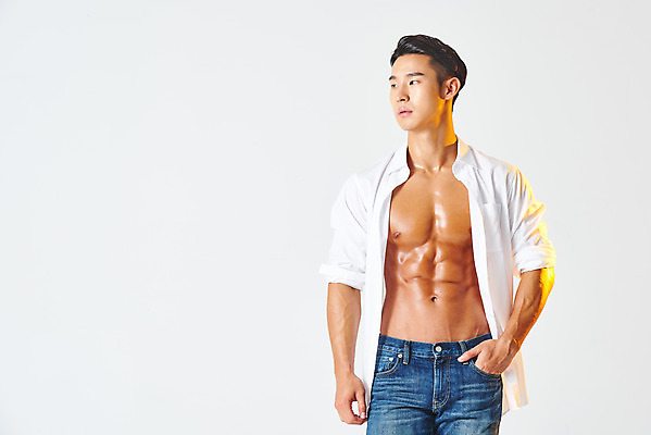 포토 JPG 스튜디오촬영 응시 남자 셔츠 다이어트 근육 실내 건강 한명 서기 누끼 상반신 20대 성인 앞모습 캐주얼 헬스 한국인 청바지 보디빌딩 보디빌더 흰배경 트레이너 주머니손 바디케어 복근 성인남자한명만 바디프로필 국내포토 1 시선 옷 뷰포인트 백그라운드 상의 바지 모션 사람 동양인 청년 내부 운동 흰색 남자한명만 성인남자만 파일형식