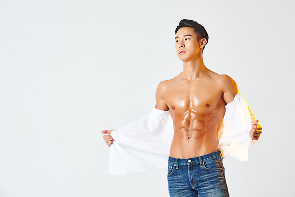 포토 JPG 스튜디오촬영 응시 남자 셔츠 다이어트 근육 실내 건강 한명 서기 누끼 상반신 20대 성인 앞모습 캐주얼 헬스 한국인 청바지 보디빌딩 보디빌더 흰배경 트레이너 바디케어 복근 성인남자한명만 바디프로필 국내포토 1 시선 옷 뷰포인트 백그라운드 상의 바지 모션 사람 동양인 청년 내부 운동 흰색 남자한명만 성인남자만 파일형식