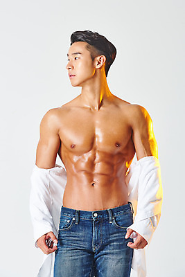 포토 JPG 스튜디오촬영 응시 남자 셔츠 다이어트 근육 실내 건강 한명 서기 누끼 상반신 20대 성인 앞모습 캐주얼 헬스 한국인 청바지 보디빌딩 보디빌더 흰배경 트레이너 바디케어 복근 성인남자한명만 바디프로필 국내포토 1 시선 옷 뷰포인트 백그라운드 상의 바지 모션 사람 동양인 청년 내부 운동 흰색 남자한명만 성인남자만 파일형식