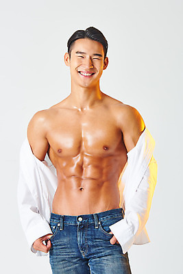 포토 JPG 스튜디오촬영 남자 셔츠 다이어트 근육 실내 건강 한명 서기 미소 누끼 상반신 20대 성인 앞모습 캐주얼 헬스 한국인 청바지 보디빌딩 보디빌더 즐거움 흰배경 트레이너 주머니손 바디케어 복근 성인남자한명만 바디프로필 국내포토 1 옷 감정 뷰포인트 백그라운드 상의 바지 모션 표정 사람 동양인 청년 내부 운동 흰색 남자한명만 성인남자만 파일형식