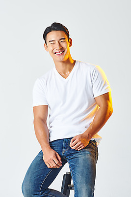 포토 JPG 스튜디오촬영 남자 티셔츠 다이어트 근육 실내 건강 한명 미소 누끼 앉기 상반신 20대 성인 앞모습 캐주얼 헬스 한국인 청바지 보디빌딩 보디빌더 즐거움 흰배경 트레이너 바디케어 성인남자한명만 바디프로필 국내포토 1 옷 감정 뷰포인트 백그라운드 셔츠 바지 모션 표정 사람 동양인 청년 내부 운동 흰색 남자한명만 성인남자만 파일형식