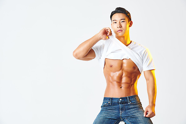 포토 JPG 스튜디오촬영 남자 티셔츠 다이어트 근육 실내 건강 한명 누끼 앉기 상반신 20대 성인 앞모습 캐주얼 헬스 한국인 청바지 보디빌딩 보디빌더 흰배경 트레이너 바디케어 복근 성인남자한명만 바디프로필 국내포토 1 옷 뷰포인트 백그라운드 셔츠 바지 모션 사람 동양인 청년 내부 운동 흰색 남자한명만 성인남자만 파일형식