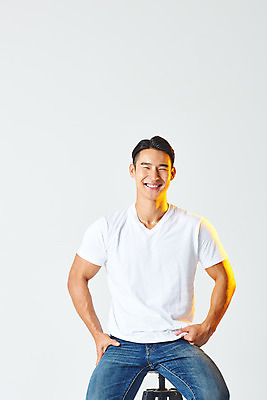 포토 JPG 스튜디오촬영 남자 티셔츠 다이어트 근육 실내 건강 한명 미소 누끼 앉기 상반신 20대 성인 앞모습 캐주얼 헬스 한국인 청바지 보디빌딩 보디빌더 즐거움 흰배경 트레이너 바디케어 성인남자한명만 바디프로필 국내포토 1 옷 감정 뷰포인트 백그라운드 셔츠 바지 모션 표정 사람 동양인 청년 내부 운동 흰색 남자한명만 성인남자만 파일형식