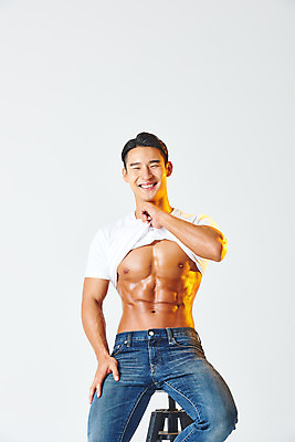 포토 JPG 스튜디오촬영 남자 티셔츠 다이어트 근육 실내 건강 한명 미소 누끼 앉기 상반신 20대 성인 앞모습 캐주얼 헬스 한국인 청바지 보디빌딩 보디빌더 즐거움 흰배경 트레이너 바디케어 복근 성인남자한명만 바디프로필 국내포토 1 옷 감정 뷰포인트 백그라운드 셔츠 바지 모션 표정 사람 동양인 청년 내부 운동 흰색 남자한명만 성인남자만 파일형식