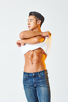 포토 JPG 스튜디오촬영 응시 남자 티셔츠 다이어트 근육 실내 건강 한명 서기 누끼 상반신 20대 성인 앞모습 캐주얼 헬스 한국인 청바지 벗기 보디빌딩 보디빌더 흰배경 트레이너 바디케어 복근 성인남자한명만 바디프로필 국내포토 1 시선 옷 뷰포인트 백그라운드 셔츠 바지 모션 사람 동양인 청년 내부 운동 흰색 남자한명만 성인남자만 파일형식