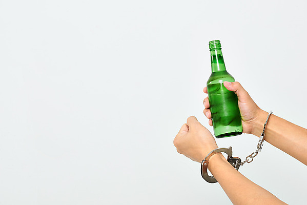 포토 JPG 스튜디오촬영 손 40대 중년 모션 술병 주류 실내 누끼 손짓 신체부위 한국인 양손 범죄 체벌 수갑 사회이슈 구속 음주 소주 음주운전 체포 국내포토 음료 컨셉 병_용기 사람 동양인 성인 내부 운전 파일형식