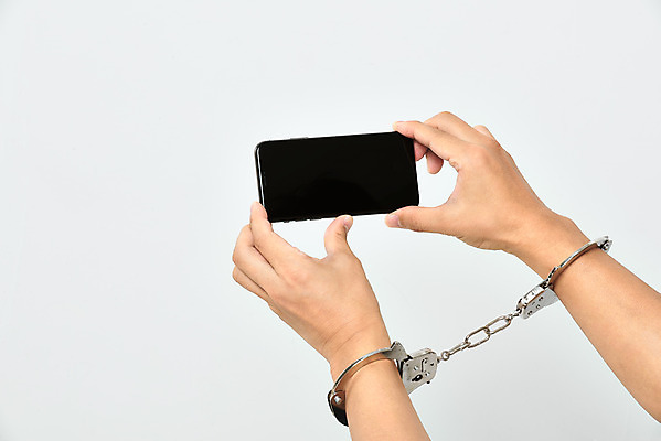 포토 JPG 스튜디오촬영 손 40대 중년 모션 실내 누끼 손짓 신체부위 스마트폰 한국인 양손 범죄 체벌 수갑 사회이슈 구속 몰래카메라 불법 성범죄 성희롱 체포 불법촬영 국내포토 컨셉 사람 동양인 성인 내부 핸드폰 스마트기기 카메라 파일형식