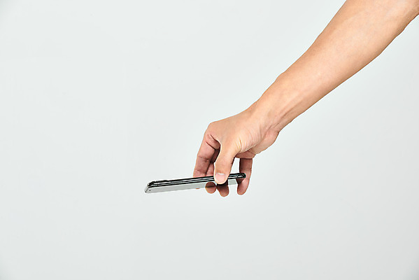 포토 JPG 스튜디오촬영 손 40대 중년 모션 한손 실내 누끼 손짓 신체부위 스마트폰 한국인 범죄 사회이슈 몰래카메라 불법 성범죄 성희롱 불법촬영 국내포토 컨셉 사람 동양인 성인 내부 핸드폰 스마트기기 카메라 파일형식