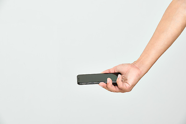 포토 JPG 스튜디오촬영 손 40대 중년 모션 한손 실내 누끼 손짓 신체부위 스마트폰 한국인 범죄 사회이슈 몰래카메라 불법 성범죄 성희롱 불법촬영 국내포토 컨셉 사람 동양인 성인 내부 핸드폰 스마트기기 카메라 파일형식