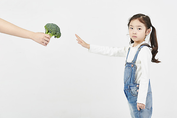 포토 JPG 스튜디오촬영 손 여자 어린이 채소 실내 한명 서기 누끼 소녀 상반신 20대 성인 옆모습 신체부위 건강관리 한국인 브로콜리 거절 흰배경 주기 반대 편식 소녀한명만 국내포토 1 뷰포인트 백그라운드 컨셉 모션 건강 관리 사람 동양인 청년 내부 흰색 식생활 여자한명만 소녀만 파일형식