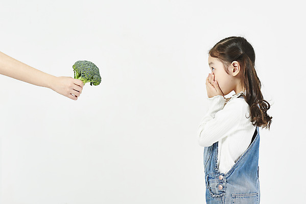 포토 JPG 스튜디오촬영 손 여자 어린이 채소 실내 한명 서기 누끼 소녀 상반신 20대 성인 옆모습 신체부위 건강관리 한국인 브로콜리 거절 흰배경 주기 입가림 반대 편식 소녀한명만 국내포토 1 뷰포인트 백그라운드 컨셉 모션 건강 관리 사람 동양인 청년 내부 흰색 가림 식생활 여자한명만 소녀만 파일형식