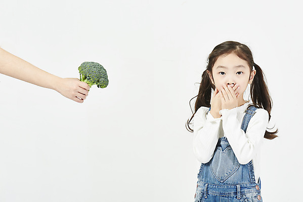 포토 JPG 스튜디오촬영 손 여자 어린이 채소 실내 한명 서기 누끼 소녀 상반신 20대 성인 앞모습 신체부위 건강관리 한국인 브로콜리 거절 흰배경 주기 입가림 반대 편식 소녀한명만 국내포토 1 뷰포인트 백그라운드 컨셉 모션 건강 관리 사람 동양인 청년 내부 흰색 가림 식생활 여자한명만 소녀만 파일형식