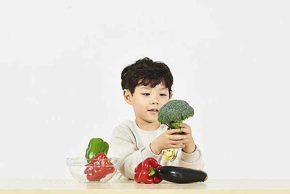 포토 JPG 스튜디오촬영 응시 남자 어린이 채소 가지 피망 실내 한명 들기 누끼 앉기 소년 상반신 앞모습 건강관리 한국인 브로콜리 고민 흰배경 편식 소년한명만 국내포토 1 시선 감정 뷰포인트 백그라운드 모션 건강 관리 사람 동양인 내부 흰색 식생활 남자한명만 소년만 파일형식