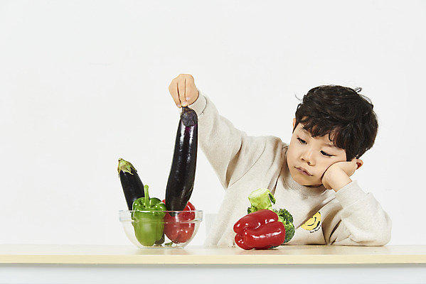 포토 JPG 스튜디오촬영 남자 어린이 채소 가지 피망 실내 한명 들기 누끼 앉기 소년 상반신 앞모습 건강관리 턱괴기 한국인 브로콜리 고민 흰배경 편식 소년한명만 국내포토 1 감정 뷰포인트 백그라운드 모션 건강 관리 사람 동양인 내부 흰색 식생활 남자한명만 소년만 파일형식