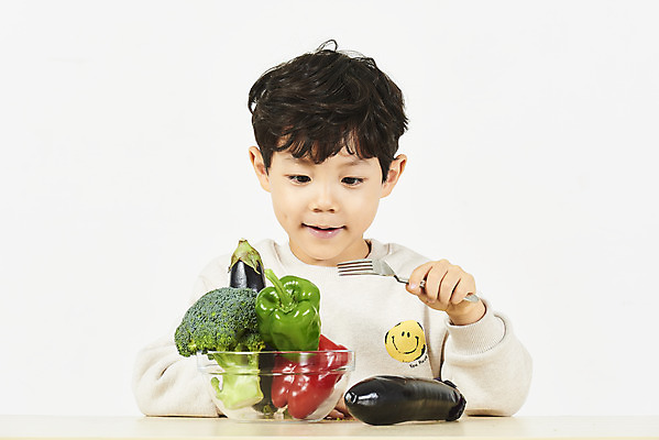 포토 JPG 스튜디오촬영 남자 어린이 포크 채소 가지 피망 실내 한명 들기 누끼 앉기 소년 상반신 앞모습 건강관리 한국인 브로콜리 고민 흰배경 편식 소년한명만 국내포토 1 식기 감정 뷰포인트 백그라운드 모션 건강 관리 사람 동양인 내부 흰색 식생활 남자한명만 소년만 파일형식