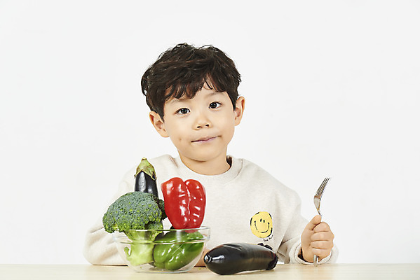 포토 JPG 스튜디오촬영 남자 어린이 포크 채소 가지 피망 실내 한명 미소 들기 누끼 앉기 소년 상반신 앞모습 건강관리 한국인 브로콜리 흰배경 편식 소년한명만 국내포토 1 식기 뷰포인트 백그라운드 모션 표정 건강 관리 사람 동양인 내부 흰색 식생활 남자한명만 소년만 파일형식