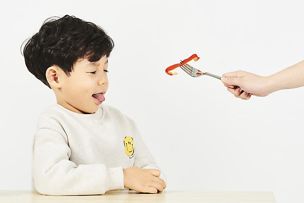 포토 JPG 스튜디오촬영 손 남자 어린이 포크 채소 피망 실내 한명 누끼 앉기 소년 상반신 20대 성인 옆모습 신체부위 건강관리 한국인 찡그림 거절 흰배경 주기 반대 편식 소년한명만 국내포토 1 식기 뷰포인트 백그라운드 컨셉 모션 표정 건강 관리 사람 동양인 청년 내부 흰색 식생활 남자한명만 소년만 파일형식