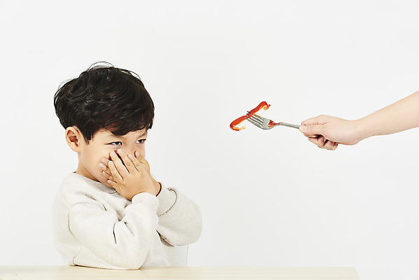 포토 JPG 스튜디오촬영 손 남자 어린이 포크 채소 피망 실내 한명 누끼 앉기 소년 상반신 20대 성인 앞모습 신체부위 건강관리 한국인 거절 흰배경 주기 반대 입막음 편식 소년한명만 국내포토 1 식기 뷰포인트 백그라운드 컨셉 모션 건강 관리 사람 동양인 청년 내부 흰색 식생활 남자한명만 소년만 파일형식