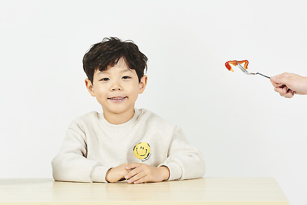 포토 JPG 스튜디오촬영 손 남자 어린이 포크 채소 피망 실내 한명 미소 누끼 앉기 소년 상반신 20대 성인 앞모습 신체부위 건강관리 한국인 거절 흰배경 주기 반대 편식 소년한명만 국내포토 1 식기 뷰포인트 백그라운드 컨셉 모션 표정 건강 관리 사람 동양인 청년 내부 흰색 식생활 남자한명만 소년만 파일형식