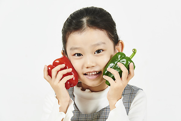 포토 JPG 스튜디오촬영 여자 어린이 채소 피망 실내 한명 미소 들기 누끼 앉기 소녀 상반신 앞모습 건강관리 한국인 흰배경 편식 소녀한명만 국내포토 1 뷰포인트 백그라운드 모션 표정 건강 관리 사람 동양인 내부 흰색 식생활 여자한명만 소녀만 파일형식
