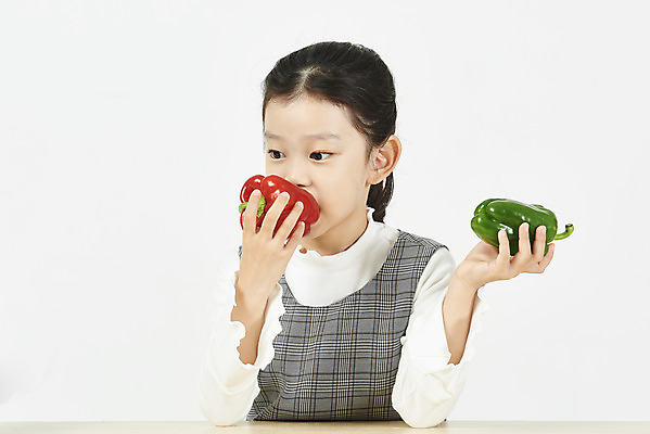 포토 JPG 스튜디오촬영 여자 어린이 채소 피망 실내 한명 들기 누끼 앉기 소녀 상반신 앞모습 건강관리 한국인 먹기 흰배경 편식 소녀한명만 국내포토 1 뷰포인트 백그라운드 모션 건강 관리 사람 동양인 내부 흰색 식생활 여자한명만 소녀만 파일형식