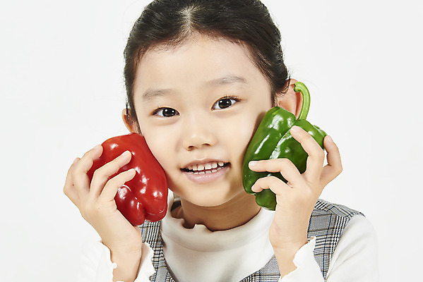 포토 JPG 스튜디오촬영 여자 어린이 채소 피망 실내 한명 미소 들기 누끼 앉기 소녀 근접촬영 상반신 앞모습 건강관리 한국인 흰배경 편식 소녀한명만 국내포토 1 뷰포인트 백그라운드 모션 표정 건강 관리 사람 동양인 내부 흰색 식생활 여자한명만 소녀만 파일형식