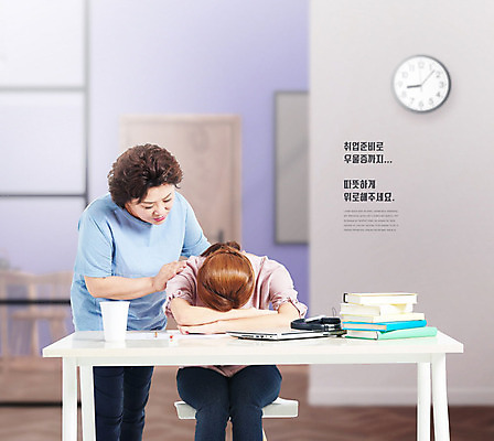 PSD 편집이미지 딸 엎드리기 중년 50대 엄마 사람 20대 성인 두명 한국인 슬픔 좌절 취업준비생 우울감 우울증 여자만 카피스페이스 PTSD 이미지편집 감정 컨셉 가족 모션 동양인 청년 공백 구직 질병 파일형식