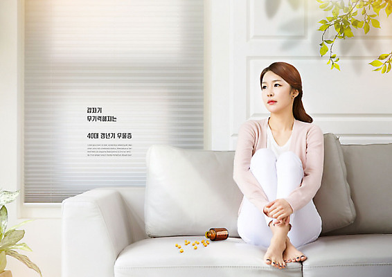 PSD 편집이미지 여자 중년 한명 사람 앉기 30대 소파 알약 약 한국인 슬픔 좌절 약병 갱년기 무기력 무기력증 우울감 우울증 장년여자한명만 카피스페이스 PTSD 이미지편집 1 감정 컨셉 의자 의학 모션 동양인 성인 장년 공백 질병 증상 병_담는 여자한명만 장년여자만 파일형식