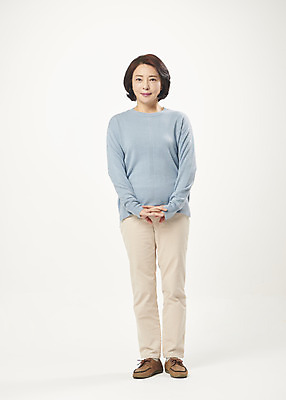포토 JPG 스튜디오촬영 전신 여자 중년 50대 중년라이프 실내 한명 서기 미소 누끼 앞모습 한국인 흰배경 의료성형뷰티 중년여자한명만 국내포토 1 라이프스타일 뷰포인트 백그라운드 모션 표정 사람 동양인 성인 내부 흰색 여자한명만 중년여자만 파일형식