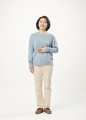 포토 JPG 스튜디오촬영 전신 여자 행복 중년 50대 중년라이프 실내 한명 서기 웃음 누끼 앞모습 한국인 즐거움 흰배경 의료성형뷰티 중년여자한명만 국내포토 1 라이프스타일 감정 뷰포인트 백그라운드 모션 표정 사람 동양인 성인 내부 흰색 여자한명만 중년여자만 파일형식