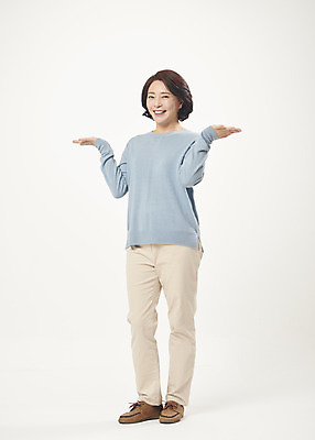 포토 JPG 스튜디오촬영 전신 여자 행복 중년 50대 중년라이프 실내 한명 서기 웃음 누끼 손짓 앞모습 한국인 즐거움 흰배경 의료성형뷰티 중년여자한명만 국내포토 1 라이프스타일 감정 뷰포인트 백그라운드 모션 표정 사람 동양인 성인 내부 흰색 여자한명만 중년여자만 파일형식