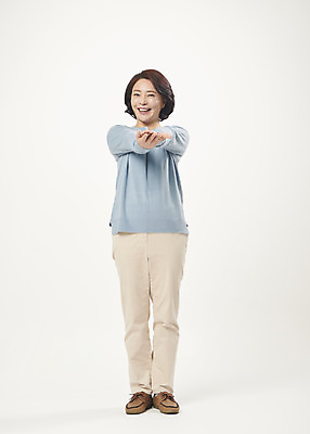 포토 JPG 스튜디오촬영 전신 여자 행복 중년 50대 중년라이프 실내 한명 서기 웃음 누끼 앞모습 한국인 즐거움 흰배경 손뻗기 의료성형뷰티 중년여자한명만 국내포토 1 라이프스타일 감정 뷰포인트 백그라운드 모션 표정 사람 동양인 성인 내부 흰색 여자한명만 중년여자만 파일형식