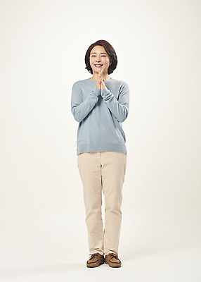 포토 JPG 스튜디오촬영 전신 여자 행복 중년 50대 중년라이프 실내 한명 서기 미소 웃음 누끼 손짓 앞모습 한국인 즐거움 흰배경 의료성형뷰티 중년여자한명만 국내포토 1 라이프스타일 감정 뷰포인트 백그라운드 모션 표정 사람 동양인 성인 내부 흰색 여자한명만 중년여자만 파일형식