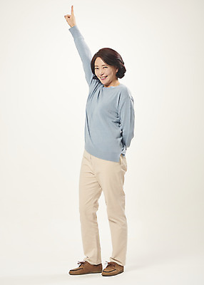 포토 JPG 스튜디오촬영 전신 여자 행복 중년 50대 중년라이프 실내 한명 서기 웃음 누끼 옆모습 손들기 한국인 즐거움 흰배경 손뻗기 의료성형뷰티 중년여자한명만 국내포토 1 라이프스타일 감정 뷰포인트 백그라운드 모션 표정 사람 동양인 성인 내부 흰색 여자한명만 중년여자만 파일형식