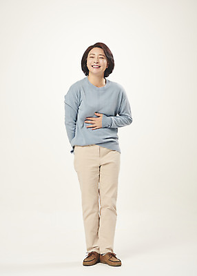 포토 JPG 스튜디오촬영 전신 여자 행복 중년 50대 중년라이프 실내 한명 서기 웃음 누끼 앞모습 한국인 즐거움 흰배경 의료성형뷰티 중년여자한명만 국내포토 1 라이프스타일 감정 뷰포인트 백그라운드 모션 표정 사람 동양인 성인 내부 흰색 여자한명만 중년여자만 파일형식