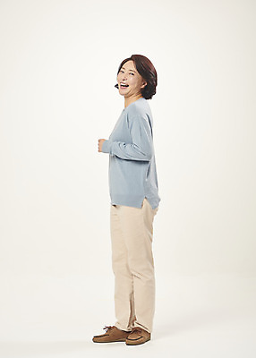 포토 JPG 스튜디오촬영 전신 여자 행복 중년 50대 중년라이프 실내 한명 서기 웃음 누끼 옆모습 한국인 즐거움 흰배경 의료성형뷰티 중년여자한명만 국내포토 1 라이프스타일 감정 뷰포인트 모션 표정 사람 동양인 성인 내부 흰색 여자한명만 중년여자만 파일형식 컬러 인종 생활 여자만 중년만 성인만