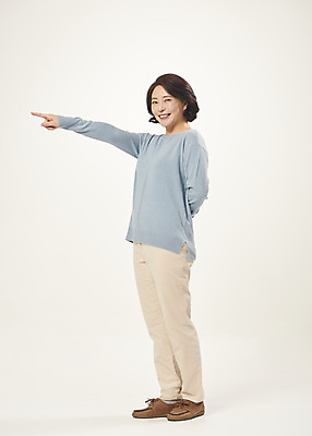 포토 JPG 스튜디오촬영 전신 여자 행복 중년 50대 중년라이프 실내 한명 서기 미소 웃음 누끼 옆모습 한국인 가리킴 즐거움 흰배경 의료성형뷰티 중년여자한명만 국내포토 1 라이프스타일 감정 뷰포인트 백그라운드 모션 표정 사람 동양인 손짓 성인 내부 흰색 여자한명만 중년여자만 파일형식