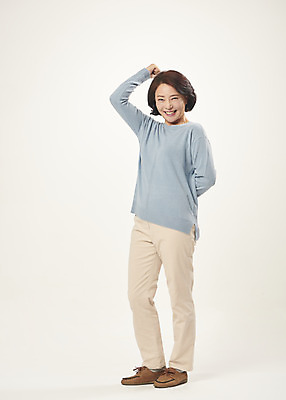 포토 JPG 스튜디오촬영 전신 여자 행복 중년 50대 중년라이프 실내 한명 서기 미소 웃음 누끼 손짓 앞모습 주먹 한국인 즐거움 흰배경 의료성형뷰티 중년여자한명만 국내포토 1 라이프스타일 감정 뷰포인트 백그라운드 모션 표정 사람 동양인 성인 내부 흰색 여자한명만 중년여자만 파일형식