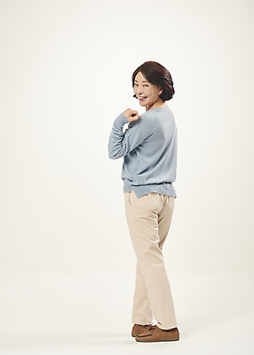 포토 JPG 스튜디오촬영 전신 여자 행복 중년 50대 중년라이프 실내 한명 서기 미소 웃음 누끼 뒷모습 한국인 뒤돌아보기 즐거움 흰배경 의료성형뷰티 중년여자한명만 국내포토 1 라이프스타일 감정 뷰포인트 백그라운드 모션 표정 사람 동양인 성인 내부 흰색 여자한명만 중년여자만 파일형식