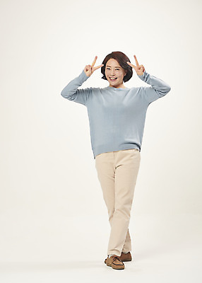 포토 JPG 스튜디오촬영 전신 여자 행복 중년 50대 중년라이프 실내 한명 서기 미소 웃음 누끼 앞모습 한국인 즐거움 흰배경 브이 의료성형뷰티 중년여자한명만 국내포토 1 라이프스타일 감정 뷰포인트 백그라운드 모션 표정 사람 동양인 손짓 성인 내부 흰색 여자한명만 중년여자만 파일형식