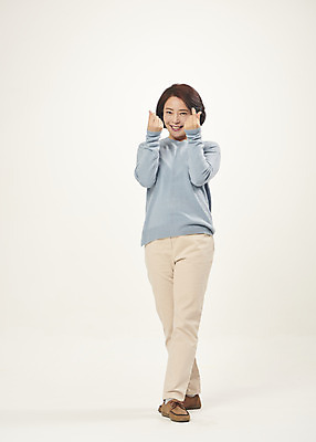 포토 JPG 스튜디오촬영 전신 여자 행복 중년 50대 중년라이프 실내 사랑 한명 서기 미소 웃음 누끼 앞모습 한국인 즐거움 흰배경 손하트 의료성형뷰티 중년여자한명만 국내포토 1 라이프스타일 감정 뷰포인트 백그라운드 모션 표정 사람 동양인 손짓 성인 내부 흰색 여자한명만 중년여자만 파일형식