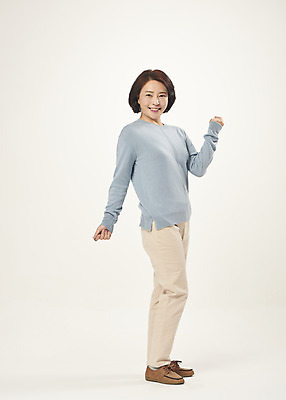 포토 JPG 스튜디오촬영 전신 여자 행복 중년 50대 중년라이프 실내 한명 서기 미소 웃음 누끼 옆모습 한국인 즐거움 흰배경 의료성형뷰티 중년여자한명만 국내포토 1 라이프스타일 감정 뷰포인트 백그라운드 모션 표정 사람 동양인 성인 내부 흰색 여자한명만 중년여자만 파일형식