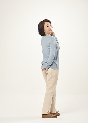 포토 JPG 스튜디오촬영 전신 여자 행복 중년 50대 중년라이프 실내 한명 서기 미소 웃음 누끼 뒷모습 한국인 뒤돌아보기 즐거움 흰배경 의료성형뷰티 중년여자한명만 국내포토 1 라이프스타일 감정 뷰포인트 백그라운드 모션 표정 사람 동양인 성인 내부 흰색 여자한명만 중년여자만 파일형식