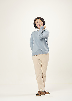 포토 JPG 스튜디오촬영 전신 여자 행복 중년 50대 중년라이프 실내 한명 서기 미소 웃음 누끼 손짓 앞모습 한국인 즐거움 흰배경 의료성형뷰티 중년여자한명만 국내포토 1 라이프스타일 감정 뷰포인트 백그라운드 모션 표정 사람 동양인 성인 내부 흰색 여자한명만 중년여자만 파일형식