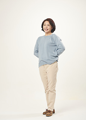 포토 JPG 스튜디오촬영 전신 여자 행복 중년 50대 중년라이프 실내 한명 서기 미소 웃음 누끼 앞모습 한국인 즐거움 흰배경 의료성형뷰티 중년여자한명만 국내포토 1 라이프스타일 감정 뷰포인트 백그라운드 모션 표정 사람 동양인 성인 내부 흰색 여자한명만 중년여자만 파일형식