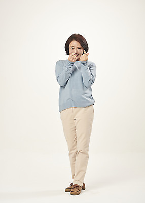 포토 JPG 스튜디오촬영 전신 여자 행복 중년 50대 중년라이프 실내 사랑 한명 서기 미소 웃음 누끼 앞모습 한국인 즐거움 흰배경 손하트 의료성형뷰티 중년여자한명만 국내포토 1 라이프스타일 감정 뷰포인트 백그라운드 모션 표정 사람 동양인 손짓 성인 내부 흰색 여자한명만 중년여자만 파일형식