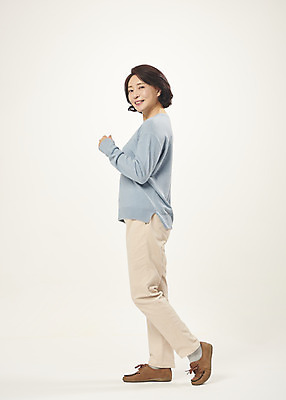 포토 JPG 스튜디오촬영 전신 여자 행복 중년 50대 중년라이프 실내 한명 서기 미소 웃음 누끼 옆모습 한국인 즐거움 흰배경 의료성형뷰티 중년여자한명만 국내포토 1 라이프스타일 감정 뷰포인트 백그라운드 모션 표정 사람 동양인 성인 내부 흰색 여자한명만 중년여자만 파일형식