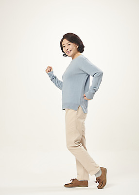포토 JPG 스튜디오촬영 전신 여자 행복 중년 50대 중년라이프 실내 한명 미소 웃음 누끼 옆모습 걷기 한국인 즐거움 흰배경 의료성형뷰티 중년여자한명만 국내포토 1 라이프스타일 감정 뷰포인트 백그라운드 모션 표정 사람 동양인 성인 내부 흰색 여자한명만 중년여자만 파일형식