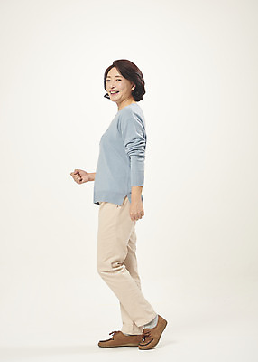 포토 JPG 스튜디오촬영 전신 여자 행복 중년 50대 중년라이프 실내 한명 미소 웃음 누끼 옆모습 걷기 한국인 즐거움 흰배경 의료성형뷰티 중년여자한명만 국내포토 1 라이프스타일 감정 뷰포인트 백그라운드 모션 표정 사람 동양인 성인 내부 흰색 여자한명만 중년여자만 파일형식